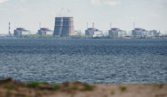 Na tym zdjęciu wykonanym 27 kwietnia 2022 roku ogólny widok przedstawia elektrownię atomową Zaporoże, znajdującą się w kontrolowanym przez Rosję rejonie Enerhodar, widzianą z Nikopola.