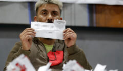 Chile. Mężczyzna z kartą do głosowania w rękach