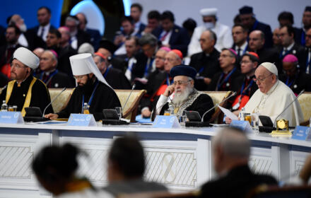 przywódcy religijni za stołem kongresowym