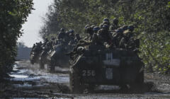 Ukraińscy żołnierze jadą na szczycie bojowych wozów piechoty w Novoselivce, 17 września 2022 roku, gdy wojna rosyjsko-ukraińska wchodzi w swój 206 dzień.