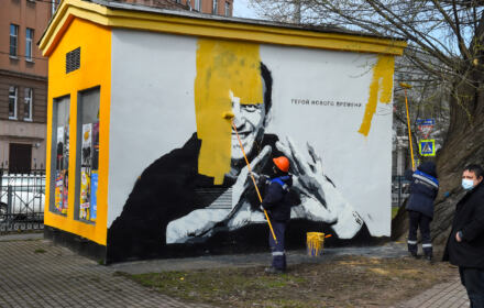 robotnik zamalowuje grafitti z Nawalnym