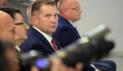 Minister Czarnek patrzy w obiektyw aparatu