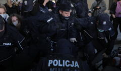 Policjanci szamoczący się z demonstrantkami