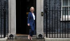 Uśmiechnięta kobieta wychodzi z siedziby premierów przy Downing Street 10