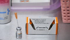 Opakowanie szczepionki z igłą wbitą w pojemnik
