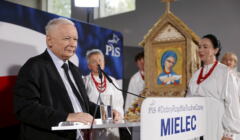 Jarosław Kaczyński na spotkaniu z wyborcami w Mielcu w otoczeniu kobiet w tradycyjnych strojach