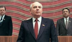 Gorbaczow na podium, za nim dwóch partyjnych bonzów