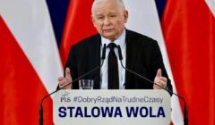 Stalowa Wola. Jarosław Kaczyński przemawia na mównicy