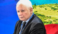 Kaczyński, siwy, siedzi ze złą miną