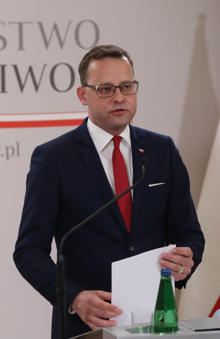 Nowe przepisy o przemocy w rodzinie proponuje resort Ziobry. I powołuje się na… Konwencję Stambulską Mężczyzna w okuilarach stoi na tle logo Ministerstwa Sprawiedliwości