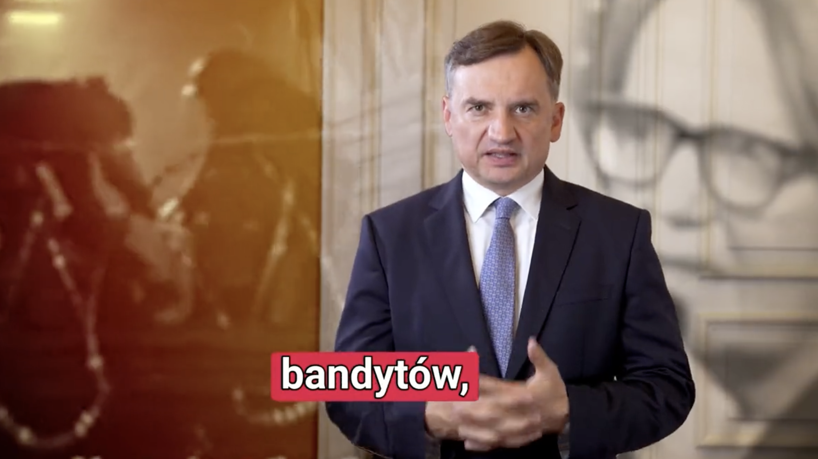 Hejt na Holland. O co chodzi z hasłem „tylko świnie siedzą w kinie”?