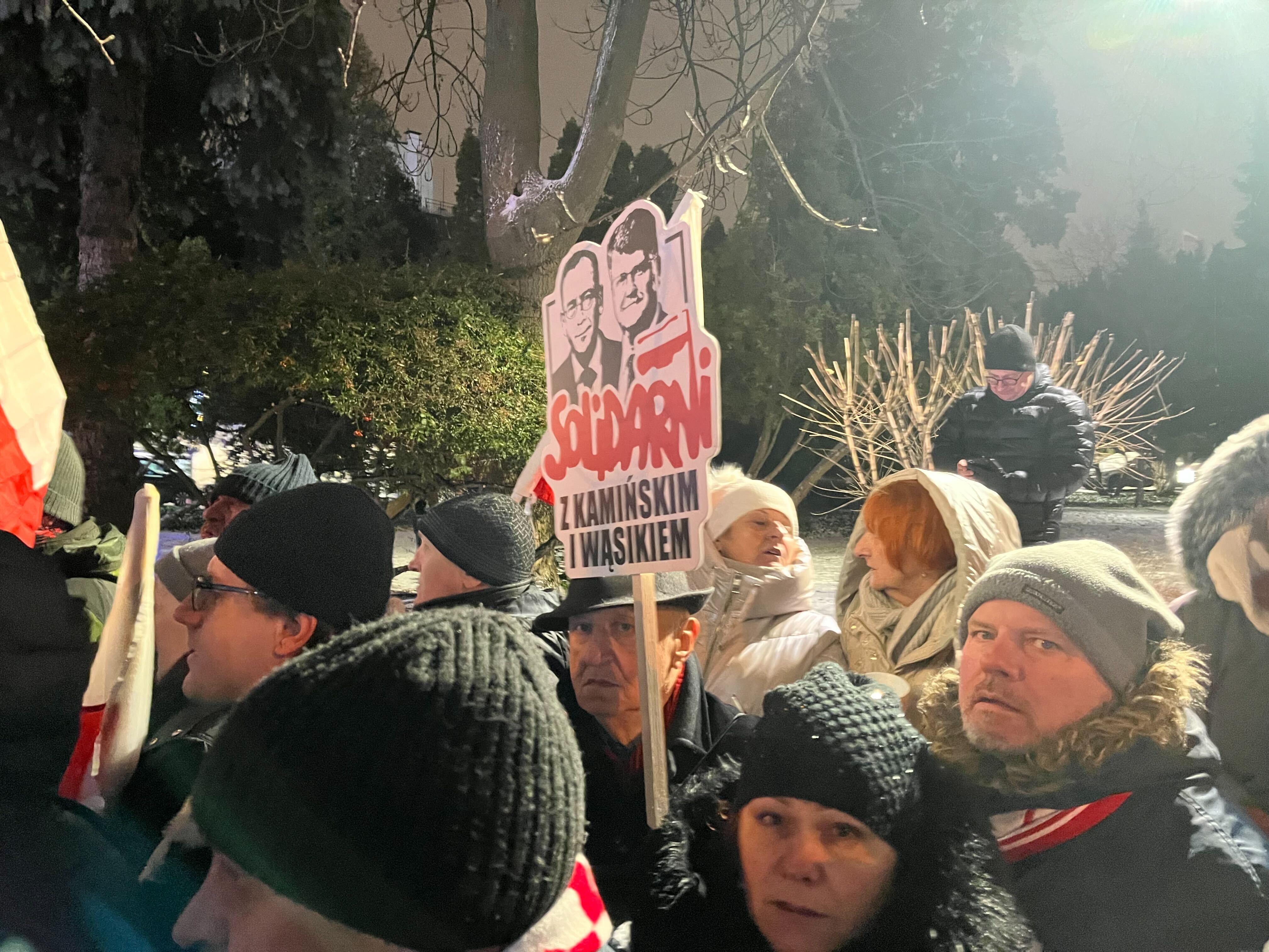 Pinokio na marszu zwolenników PiS: „Demokracja umiera w ciemności”