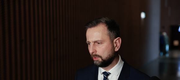 Władysław Kosiniak-Kamysz odpowiada na pytania dziennikarzy, mężczyzna otoczony mikrofonami
