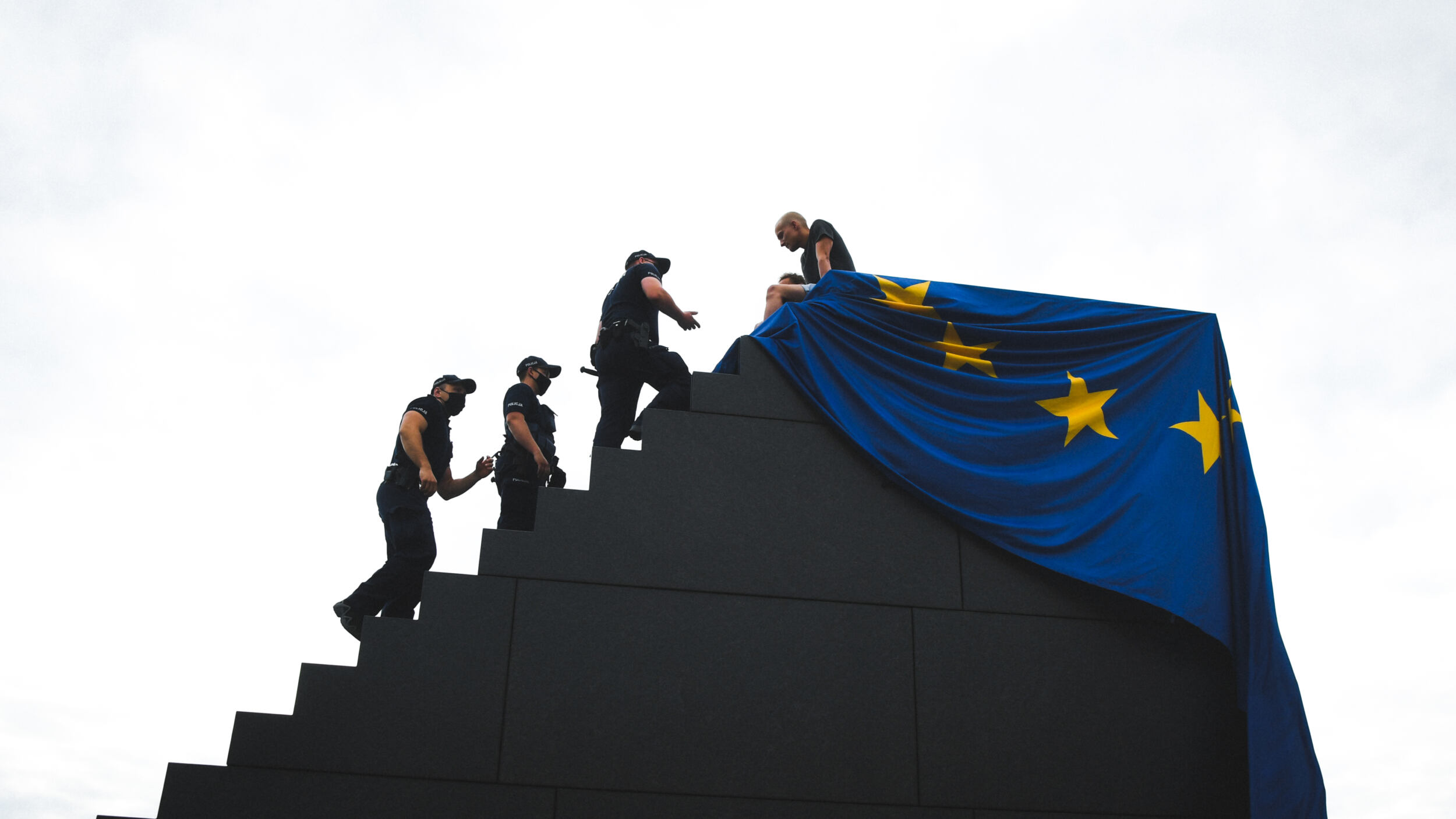 https://oko.press/images/galleries/%E2%80%9Etu-jest-unia-europejska-tu-jest-polska-%E2%80%93-lbo-wiesza-flage-ue-na-pomniku-smolenskim-408058/20210722-rku-lbo-flagaue-pomnik-smol-018-2500x1406.jpg