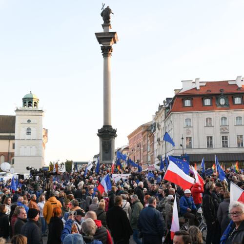 Zostajemy w UE. Demonstracja w Warszawie Warszawa, 10.10.2021. Zostajemy w UE – demonstracja na pl. Zamkowym