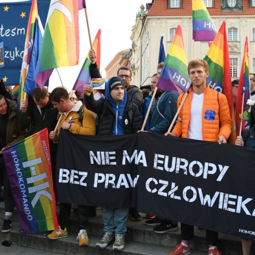 Zostajemy w UE. Demonstracja w Warszawie Warszawa, 10.10.2021. Zostajemy w UE – demonstracja na pl. Zamkowym