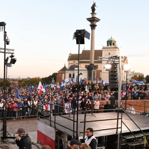 Zostajemy w UE. Demonstracja w Warszawie Warszawa, 10.10.2021. Zostajemy w UE – demonstracja na pl. Zamkowym