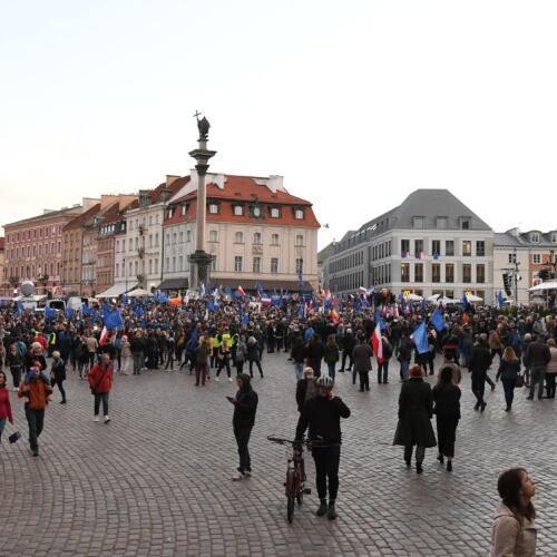 Zostajemy w UE. Demonstracja w Warszawie Warszawa, 10.10.2021. Zostajemy w UE – demonstracja na pl. Zamkowym