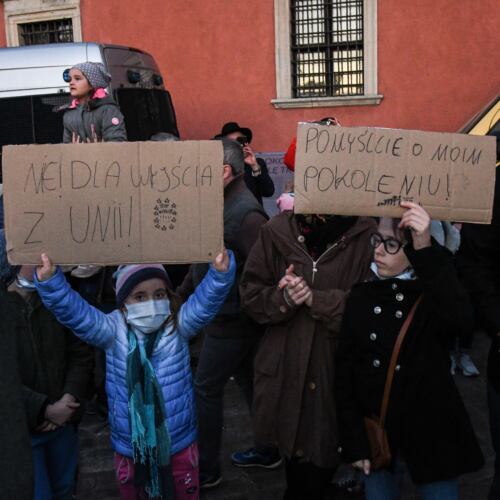 Zostajemy w UE. Demonstracja w Warszawie Warszawa, 10.10.2021. Zostajemy w UE – demonstracja na pl. Zamkowym