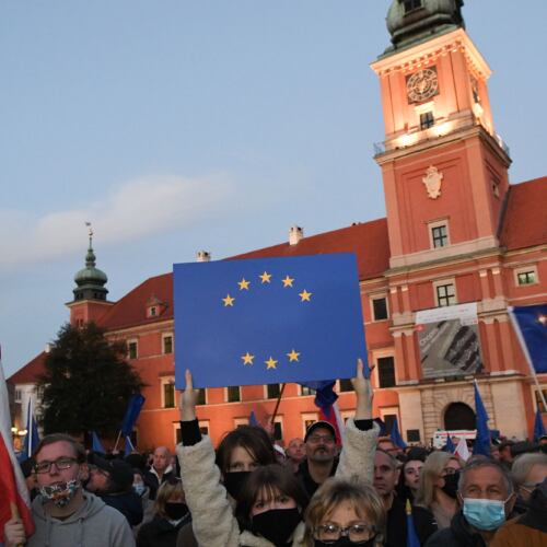 Zostajemy w UE. Demonstracja w Warszawie Warszawa, 10.10.2021. Zostajemy w UE – demonstracja na pl. Zamkowym