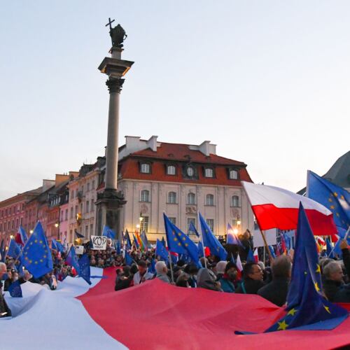 Zostajemy w UE. Demonstracja w Warszawie Warszawa, 10.10.2021. Zostajemy w UE – demonstracja na pl. Zamkowym