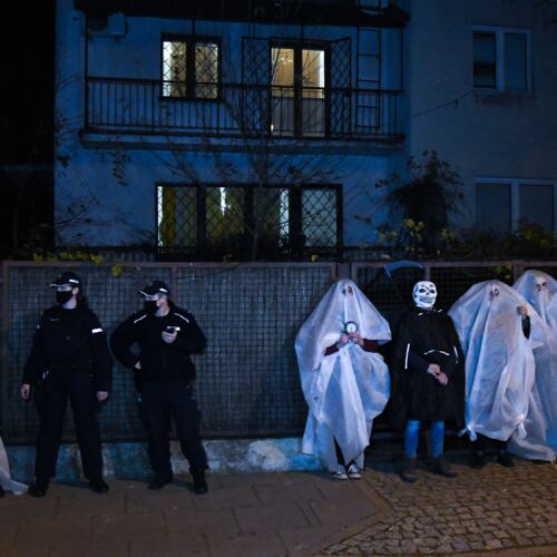 Halloween pod domem Kaczyńskiego 31.10.2021. Halloween pod domem Kaczyńskiego