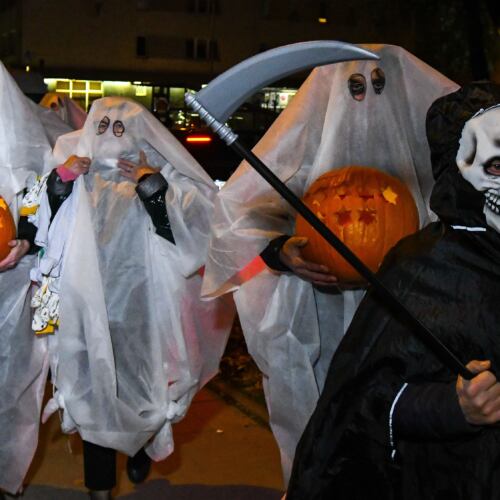 Halloween pod domem Kaczyńskiego 31.10.2021. Halloween pod domem Kaczyńskiego