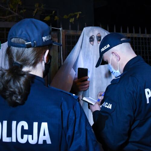 Halloween pod domem Kaczyńskiego 31.10.2021. Halloween pod domem Kaczyńskiego