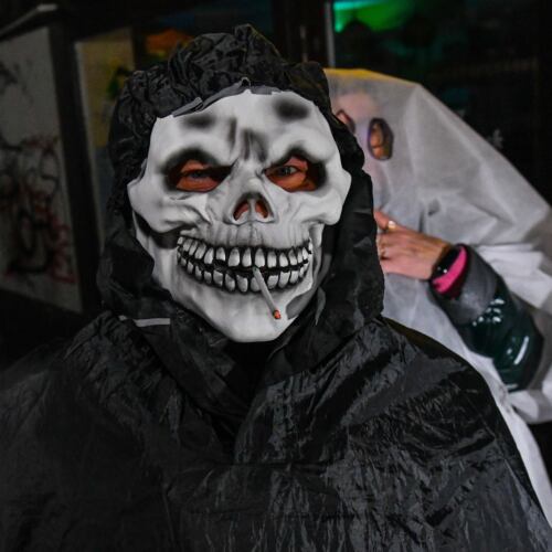 Halloween pod domem Kaczyńskiego 31.10.2021. Halloween pod domem Kaczyńskiego