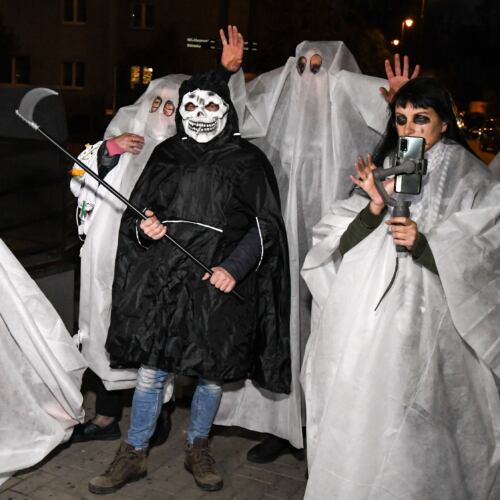 Halloween pod domem Kaczyńskiego 31.10.2021. Halloween pod domem Kaczyńskiego
