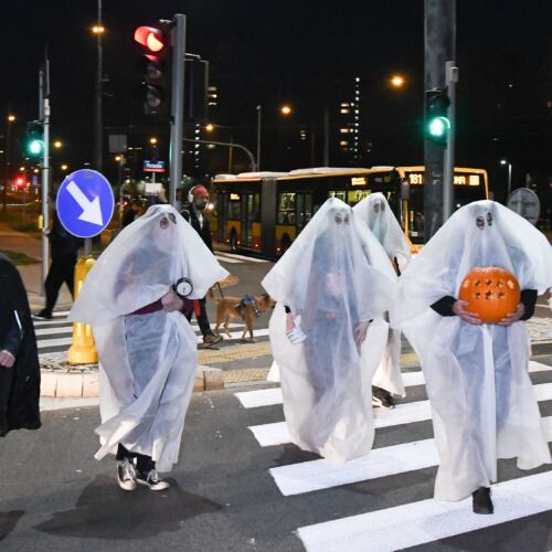 Halloween pod domem Kaczyńskiego 31.10.2021. Halloween pod domem Kaczyńskiego