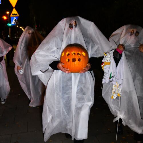 Halloween pod domem Kaczyńskiego 31.10.2021. Halloween pod domem Kaczyńskiego