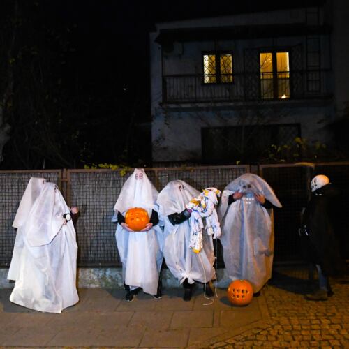 Halloween pod domem Kaczyńskiego 31.10.2021. Halloween pod domem Kaczyńskiego
