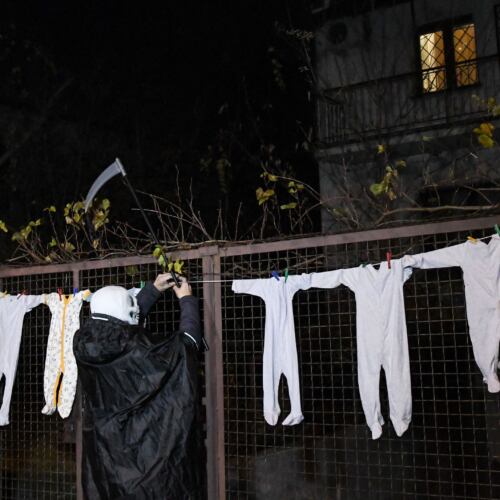 Halloween pod domem Kaczyńskiego 31.10.2021. Halloween pod domem Kaczyńskiego