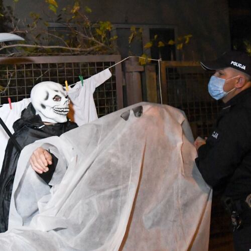 Halloween pod domem Kaczyńskiego 31.10.2021. Halloween pod domem Kaczyńskiego