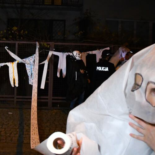 Halloween pod domem Kaczyńskiego 31.10.2021. Halloween pod domem Kaczyńskiego