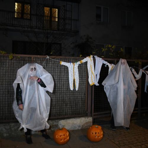 Halloween pod domem Kaczyńskiego 31.10.2021. Halloween pod domem Kaczyńskiego