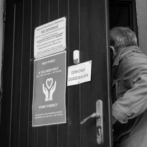 Miejsce dzieci nie jest w lesie. Demonstracja w Michałowie Michałowo, 23.10.2021. Miejsce dzieci nie jest w lesie – protest