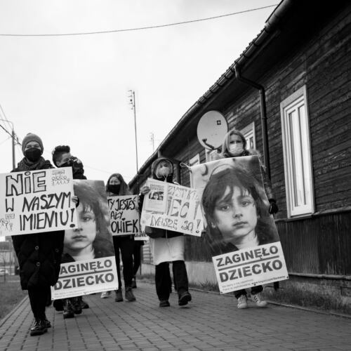 Miejsce dzieci nie jest w lesie. Demonstracja w Michałowie Michałowo, 23.10.2021. Miejsce dzieci nie jest w lesie – protest