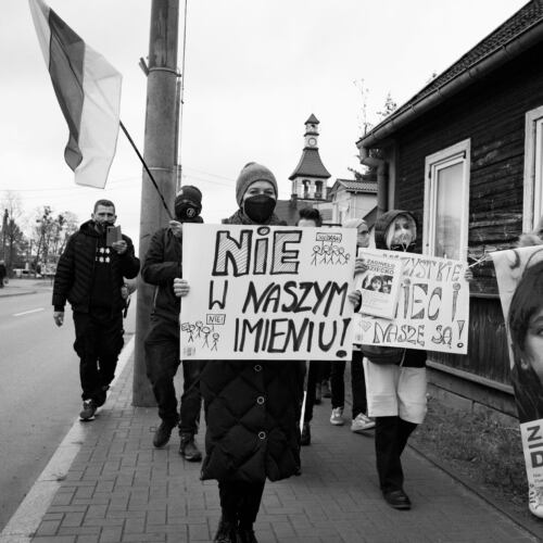 Miejsce dzieci nie jest w lesie. Demonstracja w Michałowie Michałowo, 23.10.2021. Miejsce dzieci nie jest w lesie – protest