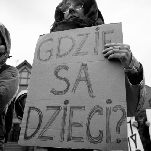 Miejsce dzieci nie jest w lesie. Demonstracja w Michałowie Michałowo, 23.10.2021. Miejsce dzieci nie jest w lesie – protest