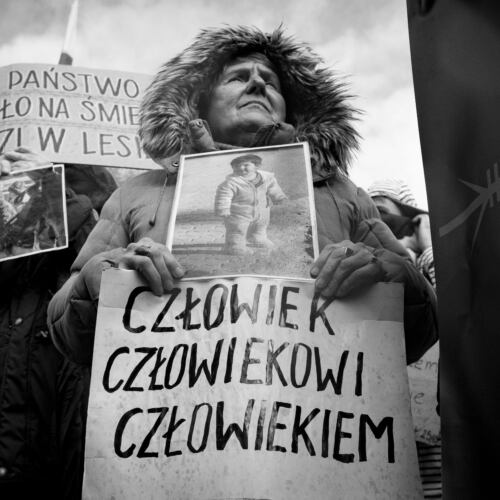 Miejsce dzieci nie jest w lesie. Demonstracja w Michałowie Michałowo, 23.10.2021. Miejsce dzieci nie jest w lesie – protest