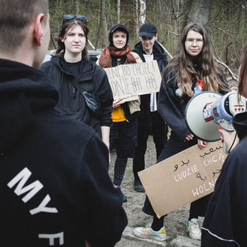 Protest solidarnościowy ze strajkującymi uchodźcami w ośrodk Protest solidarnościowy ze strajkującymi uchodźcami w ośrodku w Lesznowoli