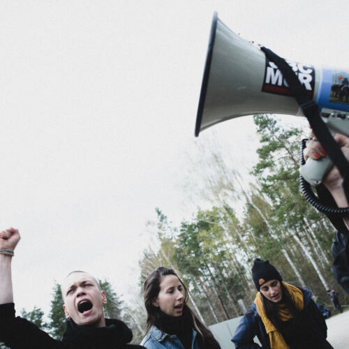Protest solidarnościowy ze strajkującymi uchodźcami w ośrodk Protest solidarnościowy ze strajkującymi uchodźcami w ośrodku w Lesznowoli