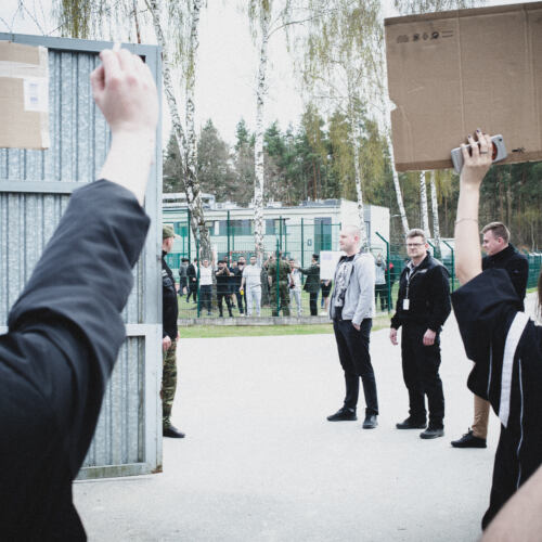 Protest solidarnościowy ze strajkującymi uchodźcami w ośrodk Protest solidarnościowy ze strajkującymi uchodźcami w ośrodku w Lesznowoli