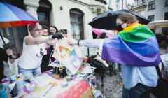 Tarnów, 16.05.2021. Obchody Międzynarodowego Dnia Przeciw Homofobii, Bifobii i Transfobii. Aktywistki i aktywiści organizują akcje edukacyjne dla mieszkańców