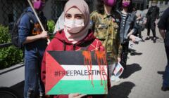 Warszawa, 15.05.2021. Protest pod ambasadą Izraela. Uczestnicy wyrażają solidarność z Palestyńczykami i sprzeciwiają się działaniom Izraela w Strefie Gazy