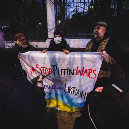 „Stop Puitin wars, stand with Ukraine”. Protest pod ambasad Warszawa, 23.02.2022. „Stop Puitin wars, stand with Ukraine”. Protest pod ambasadą Rosji