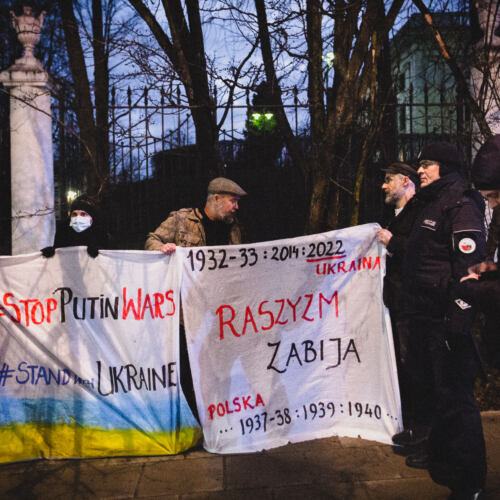 „Stop Puitin wars, stand with Ukraine”. Protest pod ambasad Warszawa, 23.02.2022. „Stop Puitin wars, stand with Ukraine”. Protest pod ambasadą Rosji